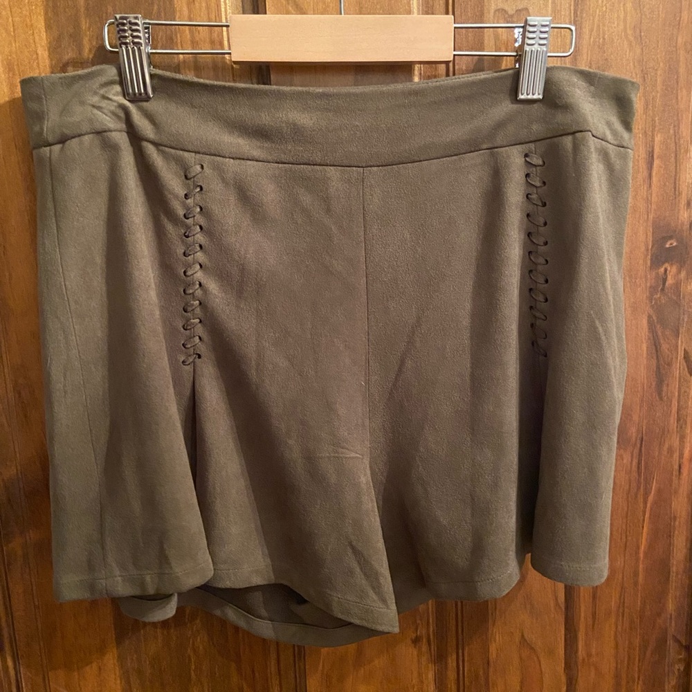 Green suede shorts L